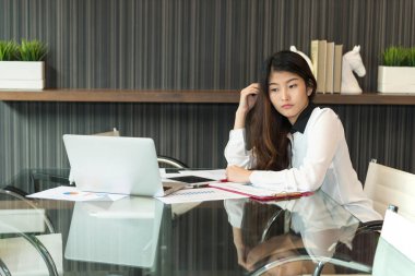 Asyalı kadın modern dizüstü ön çalışmaları hakkında beni düşünüyor