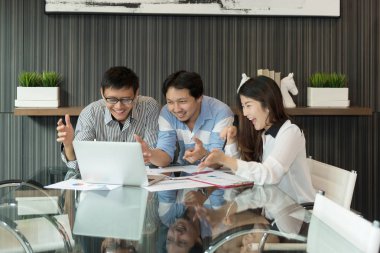 Dizüstü modunda öndeki konusunda konuşurken iş adamları iş