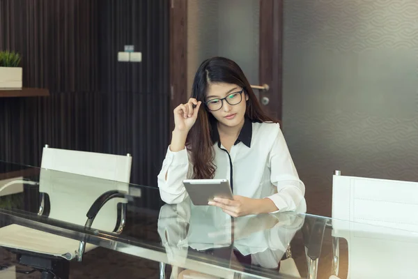 Азиатская деловая женщина, использующая планшет, человек — стоковое фото