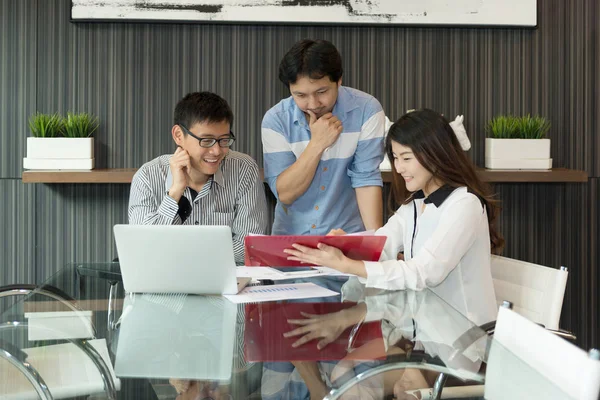 Gente de negocios discutiendo sobre el trabajo delante de la computadora portátil en modo — Foto de Stock