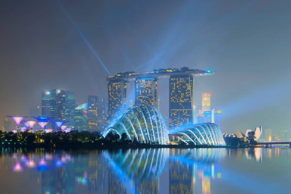 Singapura - 19 de setembro de 2014 Marina Bay Sands com lasers show — Fotografia de Stock