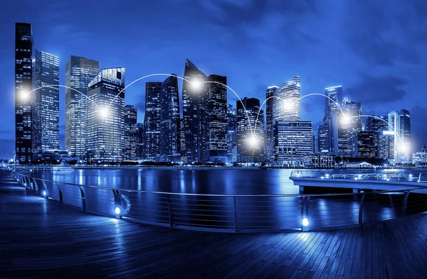Мережі та підключення технології концепція хмарочосів в Сінгапурі — стокове фото