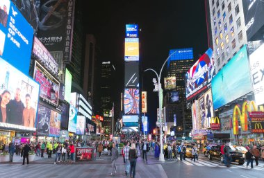 May16, 2016 Times Square kalabalıklar. Site dünyanın en çok ziyaret edilen turistik kabul edilir