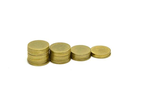 Monedas de oro en columnas en orden ascendente aisladas sobre respaldo blanco —  Fotos de Stock