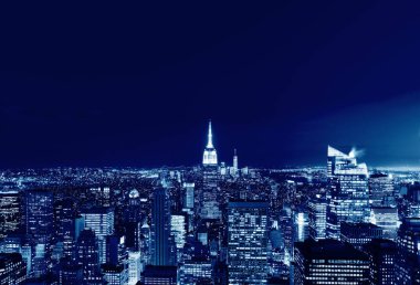 New York'un Manhattan skyline panorama, gece, ABD