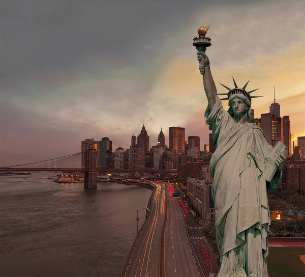 Статуя Свободы, Skyline of New York at sunset City, USA — стоковое фото
