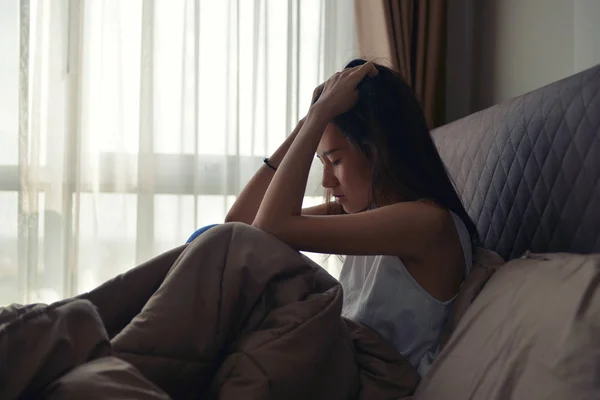 Aziatische vrouw lijdt aan depressie zittend op Bed — Stockfoto