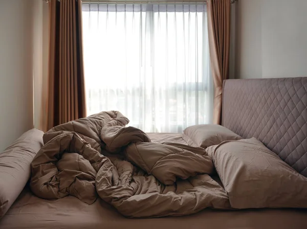 Bed matras kussens en dekens geknoeid in slaapkamer — Stockfoto