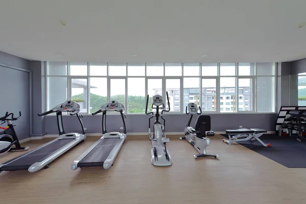 Design d'intérieur moderne du centre de remise en forme, gymnase de luxe — Photo