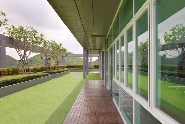 Jardín del cielo en la azotea del condominio con el cielo blanco —  Fotos de Stock