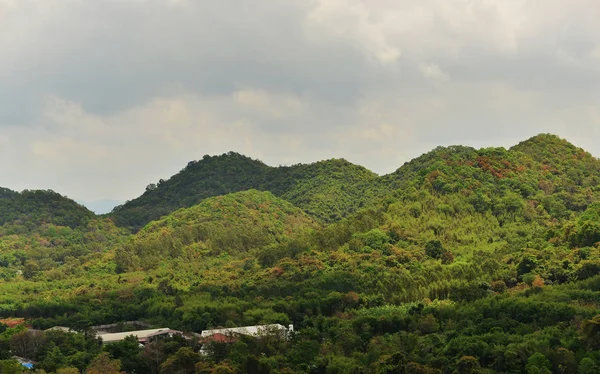 Grüne Berglandschaft in Sri Lanka, Chonburi, Thailand — Stockfoto