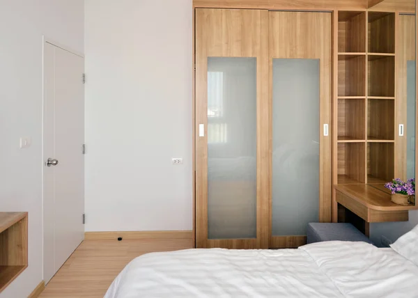 Carbinets en bois dans la chambre à coucher moderne de luxe intérieur et décoratio — Photo