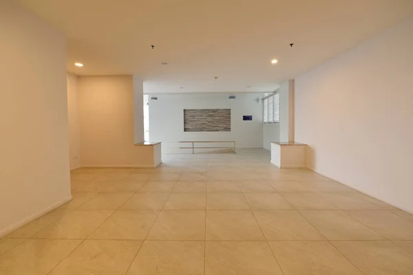 Роскошная белая пустая комната с свободным пространством, дизайн интерьера — стоковое фото