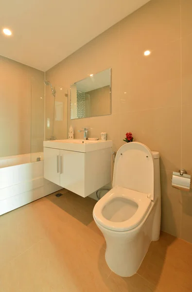 Een wit moderne badkamer in een condominium, interieur deisgn — Stockfoto
