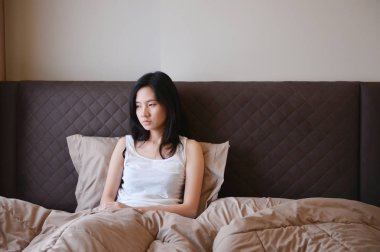 üzgün depresif kadın yatakta lüks yatak odasında düşünme