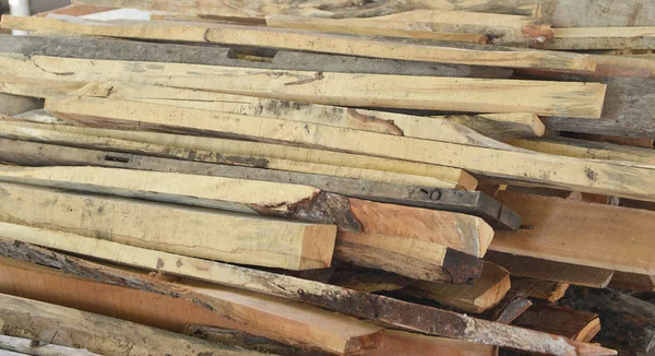 Halmozott fa tuskók-ban építkezések, egy halom fából készült gerendák — Stock Fotó