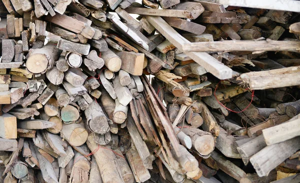 Στοιβάζονται ξύλο κορμών σε εργοτάξια, ένα σωρό από ξύλινα κούτσουρα — Φωτογραφία Αρχείου