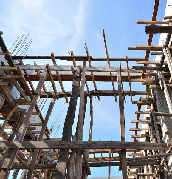 Estructura de construcción del edificio con cielo azul, fondo —  Fotos de Stock