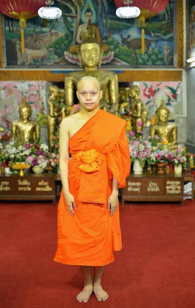 Porträt eines buddhistischen Mönchs im Tempel in Bangkok, Thailand, Asien — Stockfoto