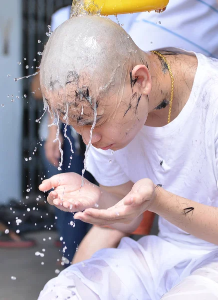 Asiat, který bude mnich mytí obličeje po holení vlasy pro b — Stock fotografie