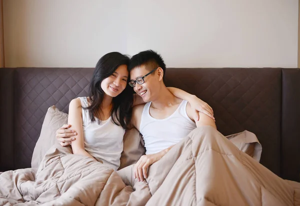 Asiatico coppia sono felice su letto, vivere insieme in lusso camera da letto — Foto Stock