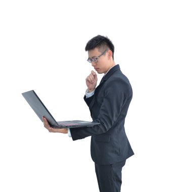 Asya iş adamı izole dizüstü bilgisayar kullanırken düşünme