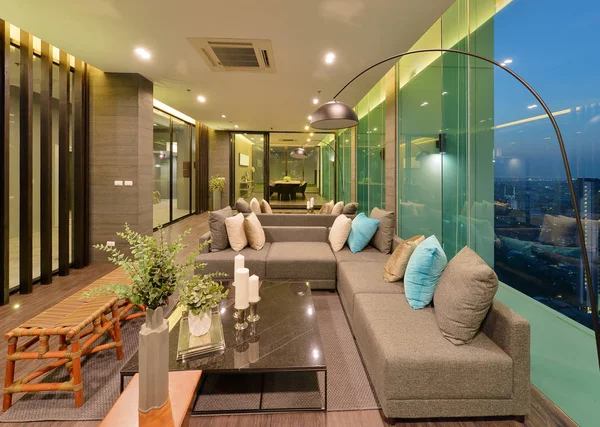 Luxusní moderní obývací pokoj interiér a dekorace v noci, inte — Stock fotografie