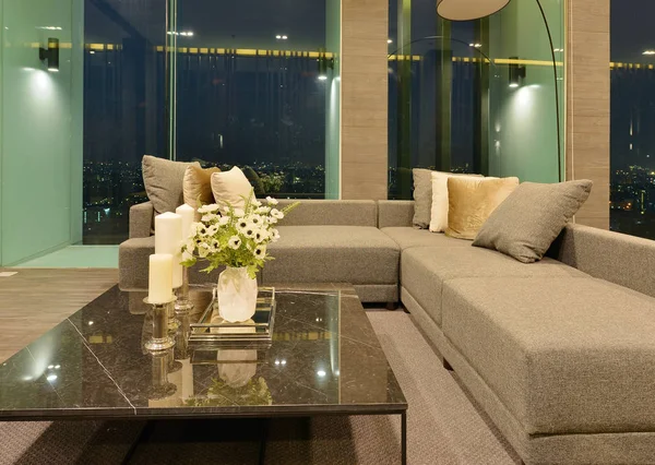 Sofá en el interior de la sala de estar moderna de lujo y decoración en nig —  Fotos de Stock
