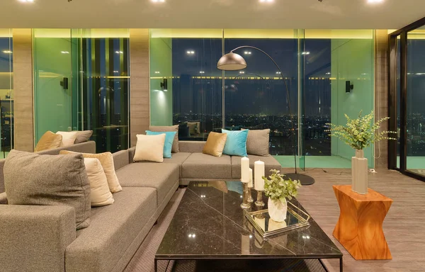 Luxus modern nappali belső és dekoráció éjjel, inte — Stock Fotó
