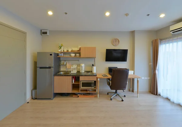 Area dapur modern yang mewah dan dekorasi di kondominium, interi — Stok Foto