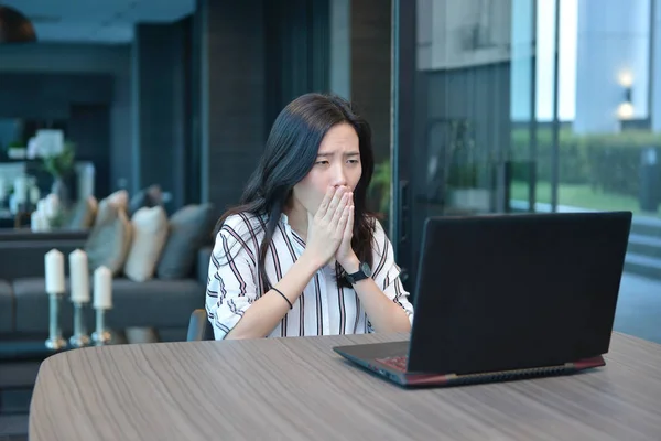 Κατάθλιψη Casual επαγγελματίες ασιατική γυναίκα χρησιμοποιώντας ένα φορητό υπολογιστή σε ξενοδοχείο, g — Φωτογραφία Αρχείου