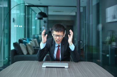 Depresif işadamı rahat oturma içinde yazıhane