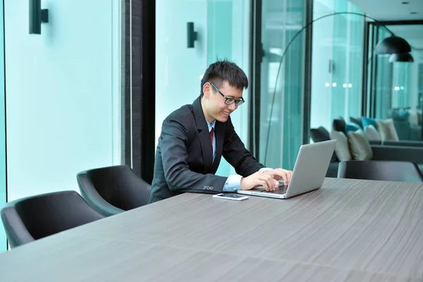 Asiatique homme d'affaires en utilisant un ordinateur portable dans une salle de conférence — Photo