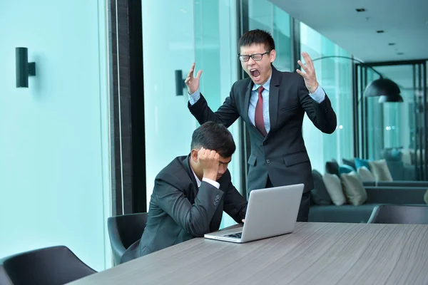 亚洲业务人遇到麻烦的工作，在办公室责怪 — 图库照片