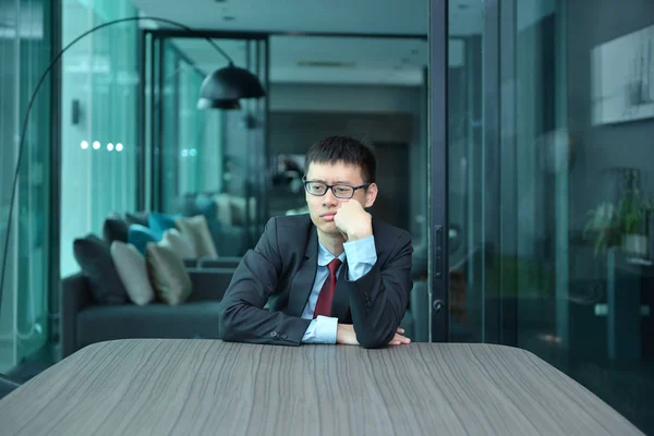 Empresário deprimido sentado sozinho no cargo — Fotografia de Stock