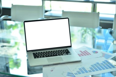 Modern dizüstü bilgisayar ile boş ekran Resimler ve iş grafikleri