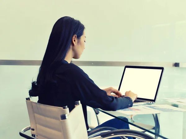 Азиатская деловая женщина использует ноутбук в офисе — стоковое фото
