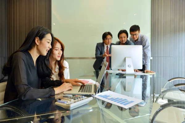 Gente de negocios asiáticos discutiendo entre sí — Foto de Stock