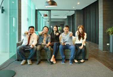 Asya iş adamları salonda kanepede oturan ekip çalışması