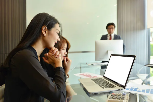 Asiática negocios mujeres usando un portátil con pantalla en blanco — Foto de Stock