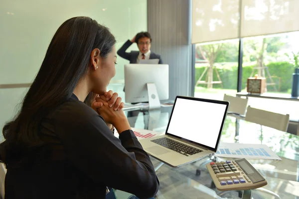 Asiática negocios mujeres usando un portátil con pantalla en blanco — Foto de Stock