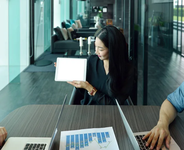 Asiático negocios chica mostrando un tableta con blanco pantalla — Foto de Stock