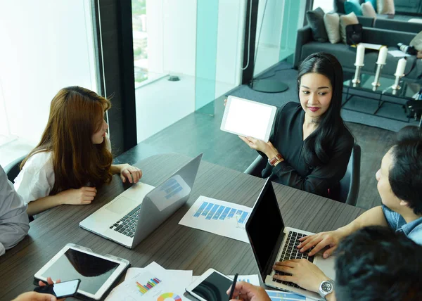 Asiático negocios chica mostrando un tableta con blanco pantalla — Foto de Stock