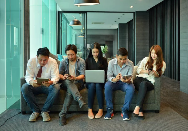 Teamwork van Aziatische zakenmensen zijn niet geïnteresseerd in elke oth — Stockfoto