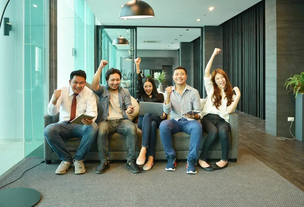 Trabajo en equipo de empresarios asiáticos sentados en el sofá en el salón — Foto de Stock
