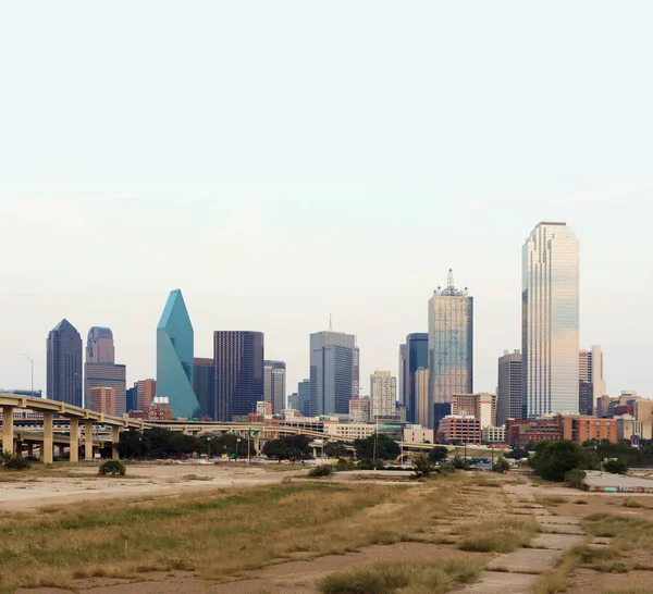 Centro de Dallas City con cielo blanco, Texas, EE.UU. — Foto de Stock