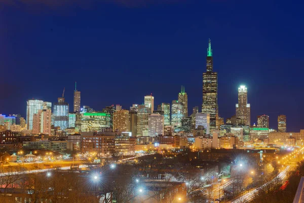 Ουρανοξύστες στην πόλη του Σικάγου στο βράδυ, Ιλλινόις, ΗΠΑ — Φωτογραφία Αρχείου