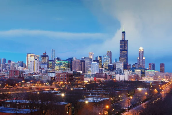 Arranha-céus em City of Chicago à noite, Illinois, EUA — Fotografia de Stock