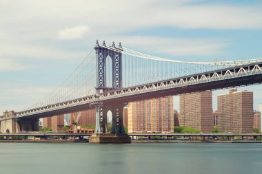 Manhattan Bridge öğle saatlerinde, New York, ABD