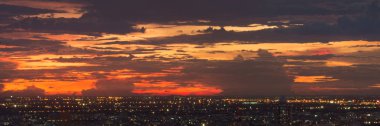 Bangkok şehir, Tayland üzerinde renkli günbatımı gökyüzü